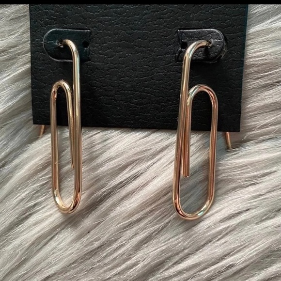 ❌SOLD❌ Steve Madden | Gold Tone Paperclip Hook Earrings - Picture 2 of 6